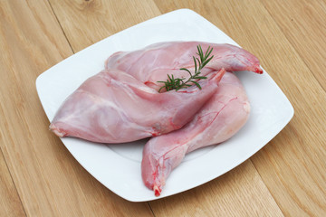 tre cosce di coniglio su piatto