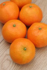 mandarini su tavolo di legno