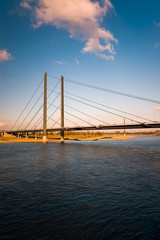 Fototapeta na wymiar Most i rzeka z krajobrazu miasta
