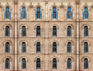 Fototapeta na wymiar Ściany z niebieskim migawką okien