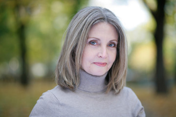 Frau mit Rollkragenpullover im Park