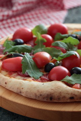 pizza con pomodoro fresco e rucola