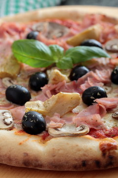 pizza capricciosa olive carciofi prosciutto