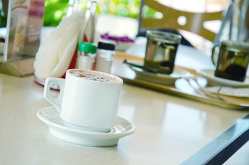 Fototapeta na wymiar zapach kawy w białym kubek na stole