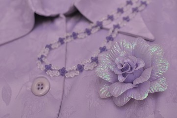 紫のコサージュ