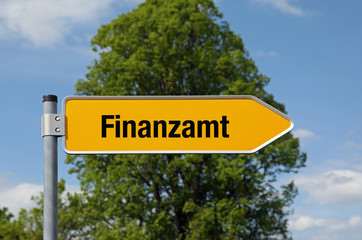Fototapeta premium Pfeil mit Baum FINANZAMT