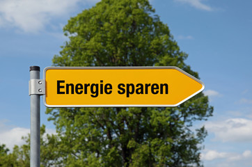 Fototapeta premium Pfeil mit Baum Energie sparen