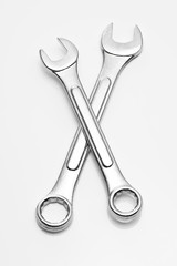 白背景に2本のレンチ