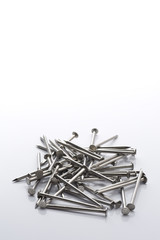 白背景に複数の釘