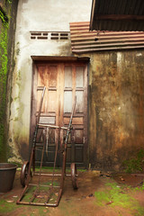 Fototapeta na wymiar Stare drewniane drzwi i ściany domu uszkodzone przez wilgoć