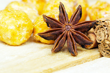 Anisstern und gebrannte Nüsse