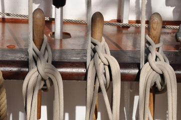 Nagelbank für Seile auf Segelschiff