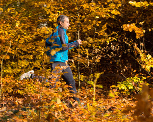 Jogger im Herbstwald