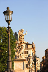 Fototapeta na wymiar Figury na Ponte Sant Angelo w Rzymie