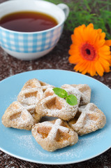 Waffles sprinkled with powdered sugar and black tea selective fo