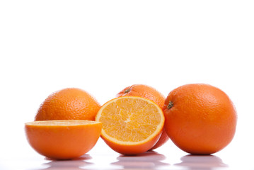 Orangen auf weißem Hintergrund