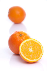 Orangen auf weißem Hintergrund