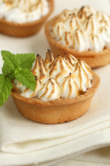 Meringue tart