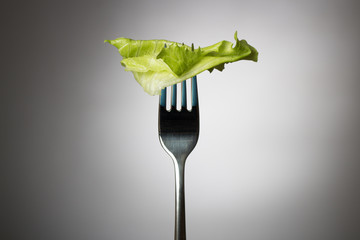 Salatblatt auf einer Gabel