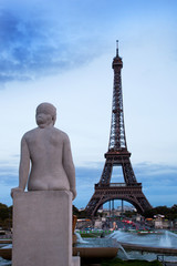 Fototapeta na wymiar Wieża Eiffla, fontanna w Paryżu, Fance.