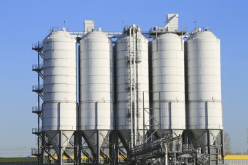 Silos im Hafen