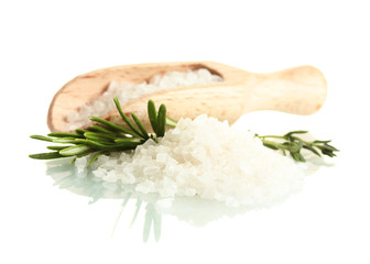 sel avec du romarin frais et du thym isolé sur blanc