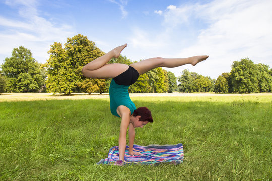 portrait einer jungen sch&ouml;nen akrobatischen Frau im Freien