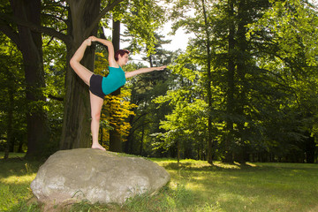 portrait einer jungen schönen akrobatischen Frau im Freien
