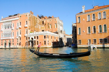 Fototapeta premium gondolier sur le canal grande