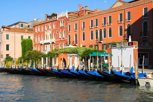 Fototapeta gondoles à quai sur le canal grande