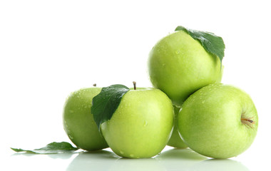 Fototapeta na wymiar Dojrzałe zielone jabłka z liśćmi samodzielnie na białym tle