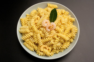 Fusilli allo zafferanno e gamberetti