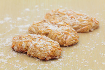 Almond cookies with white sugar