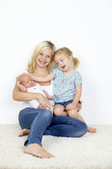 junge mutter mit tochter und sohn