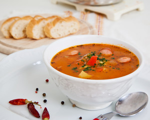 Erdäpfel-Gulasch-Suppe