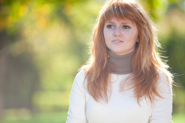 Obraz premium portret pięknej młodej kobiety nastolatka rude