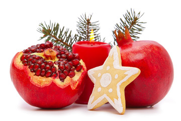 Weihnachtsdekoration und Granatäpfel.