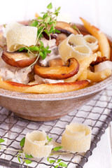 Schupfnudeln mit frischen Kräutern und Pilzen