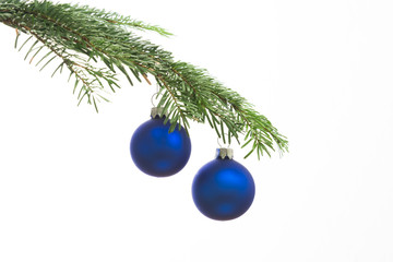 Tannenzweig mit Weihnachtsdeko