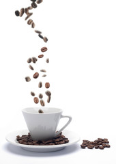 Composición con granos de café cayendo