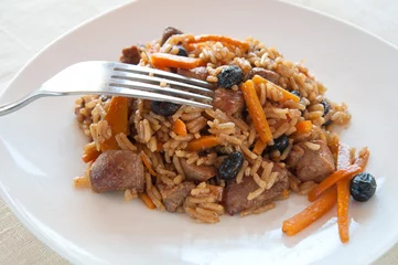 Foto op Aluminium Pilaf with turkey, carrots, spices, and dried fruits © Titarenko
