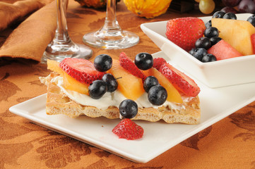 Fruit and berries on sesame crispbread