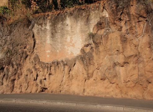 ANTICO MURO IN TUFO COME SFONDO