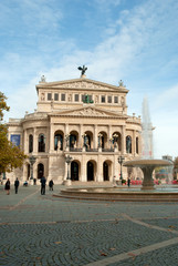 Fototapeta na wymiar Alte Oper und Opernbrunnen we Frankfurcie nad Menem