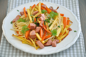 Pasta mit Wurzelgemüse und Wurst