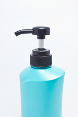 Fototapeta na wymiar Niebieskie plastikowe butelki szamponu na białym tle.