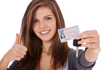 Attraktives Mädchen zeigt stolz ihren Führerschein
