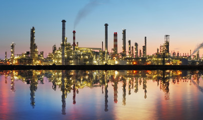 Obraz na płótnie Canvas Rafineria oleju gazowego z refleksji, fabryki, zakładu petrochemicznego