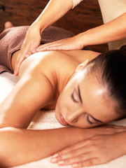 Obraz na płótnie Canvas Kobieta o masaż w salonie spa
