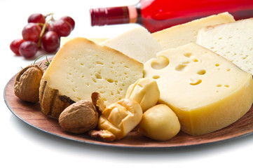 selezioni di formaggi su tagliere in legno